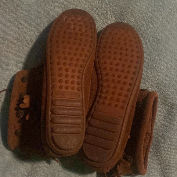 MINNETONKA MOCCASINS. - Picture 3 of 5